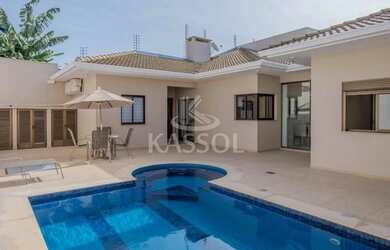 Imagem: A casa possui 1 Dormitório, 2 Banheiros, 4 Vagas na garagem