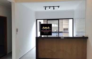 Imagem: A casa possui 3 Dormitórios, 2 Banheiros, 2 Vagas na garagem