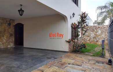 Imagem: A casa possui 4 Dormitórios, 4 Banheiros, 4 Vagas na garagem