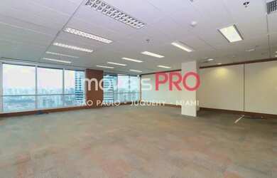 Imagem: O depósito possui 4 Vagas na garagem, 166m² de Área e está