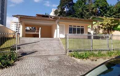 Imagem: A casa possui 3 Dormitórios, 2 Banheiros, 2 Vagas na garagem