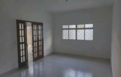 Imagem: A casa possui 2 Dormitórios, 1 Banheiro, 1 Vaga na garagem