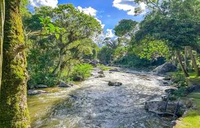 Imagem: A casa possui 2 Dormitórios, 3 Vagas na garagem e está localizado