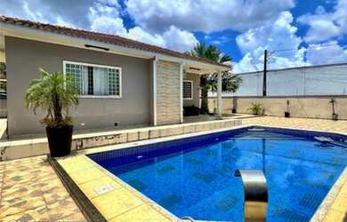 Imagem: A casa possui 3 Dormitórios, 4 Banheiros, 4 Vagas na garagem