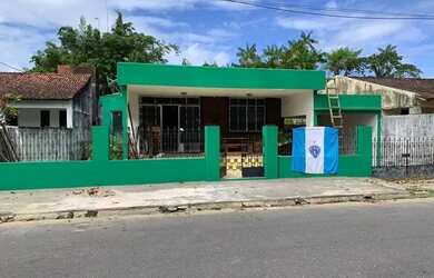 Imagem: A casa possui 4 Dormitórios, 3 Banheiros, 3 Vagas na garagem