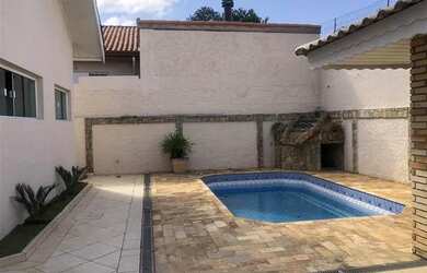 Imagem: A casa em condomínio e possui 4 Dormitórios, Suítes, 5 Banheiros