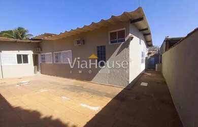 Imagem: A casa possui 4 Dormitórios, 4 Banheiros, 4 Vagas na garagem