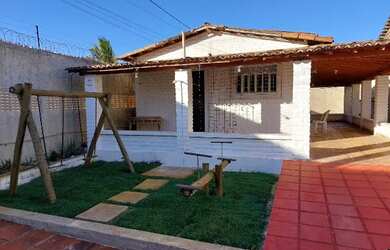 Imagem: A casa possui 2 Dormitórios, 4 Vagas na garagem e está localizado