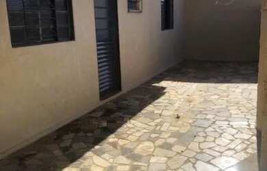 Imagem: A casa para alugar possui 1 Dormitório, 1 Banheiro, 3 Vagas