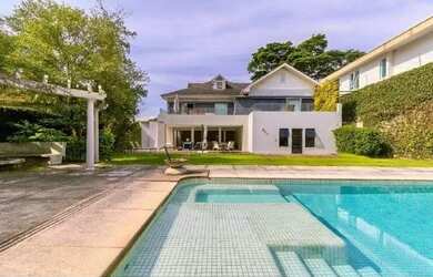 Imagem: A casa possui 5 Dormitórios, 5 Banheiros, 700m² de Área e