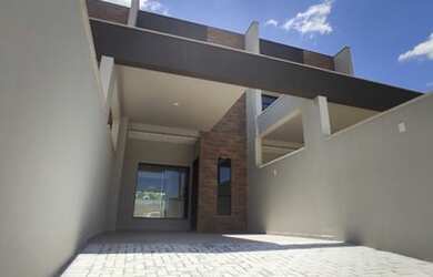 Imagem: A casa possui 2 Dormitórios, 1 Banheiro, 2 Vagas na garagem