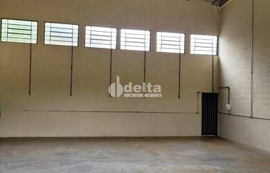 Imagem: O depósito possui 3 Vagas na garagem, 222m² de Área e está