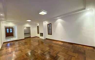 Imagem: A casa possui 4 Dormitórios, 5 Banheiros, 419m² de Área e