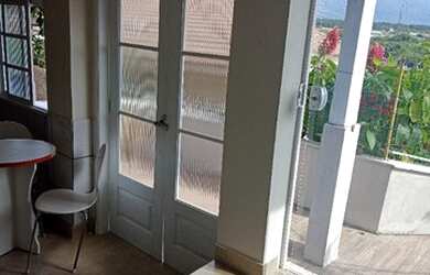 Imagem: A casa possui 1 Dormitório, 1 Banheiro, 1 Vaga na garagem e