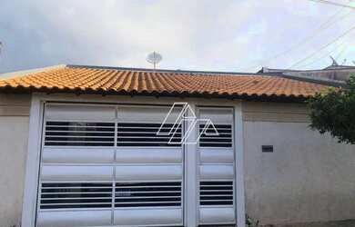 Imagem: A casa à venda possui 2 Dormitórios, 1 Banheiro, 2 Vagas na