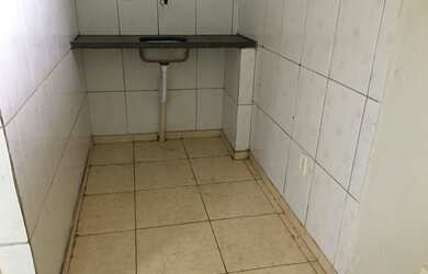 Imagem: A casa possui 1 Dormitório, 1 Banheiro, 1 Vaga na garagem