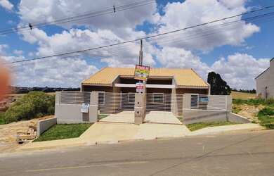 Imagem: A casa possui 3 Dormitórios, 2 Banheiros, 1 Vaga na garagem