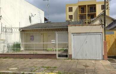 Imagem: A casa possui 3 Dormitórios, 1 Banheiro, 1 Vaga na garagem