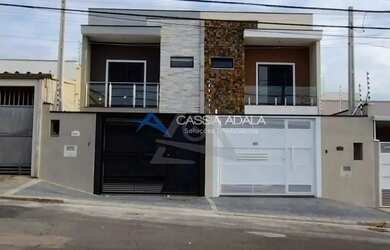 Imagem: A casa possui 3 Dormitórios, 2 Banheiros, 2 Vagas na garagem