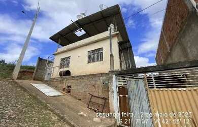 Imagem: A casa possui 3 Dormitórios, 1 Banheiro, 1 Vaga na garagem