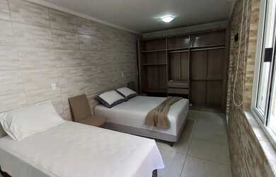 Imagem: A casa possui 1 Dormitório, 1 Banheiro, 1 Vaga na garagem