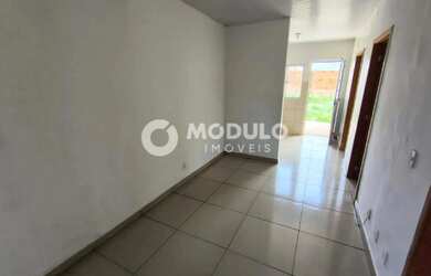 Imagem: A casa possui 2 Dormitórios, 1 Banheiro, 2 Vagas na garagem