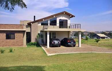 Imagem: A casa em condomínio possui 3 Dormitórios, 3 Banheiros, 2