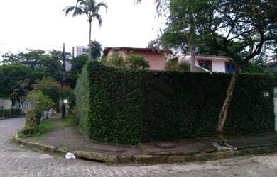 Imagem: A casa possui 4 Dormitórios, 5 Banheiros, 4 Vagas na garagem