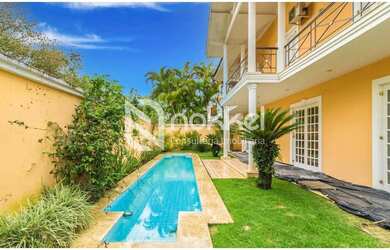 Imagem: A casa em condomínio possui 4 Dormitórios, 5 Banheiros, 4