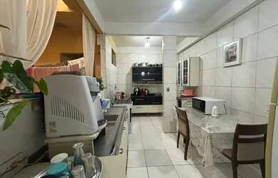 Imagem: A casa possui 4 Dormitórios, 3 Banheiros, 2 Vagas na garagem