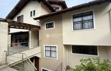 Imagem: A casa possui 4 Dormitórios, 2 Banheiros, 3 Vagas na garagem