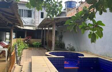 Imagem: A casa possui 4 Dormitórios, 3 Banheiros, 2 Vagas na garagem