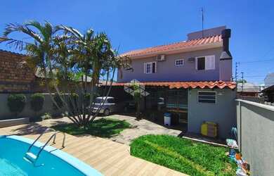 Imagem: A casa possui 4 Dormitórios, 3 Banheiros, 5 Vagas na garagem