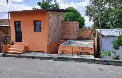 Imagem: A casa possui 3 Dormitórios, 2 Banheiros e está localizado