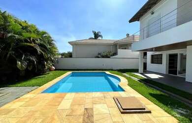 Imagem: A casa em condomínio possui 4 Dormitórios, 5 Banheiros, 4