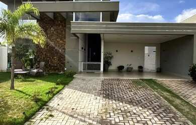 Imagem: A casa em condomínio possui 3 Dormitórios, 4 Banheiros, 2