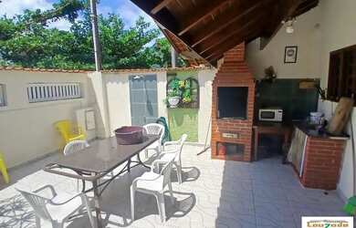 Imagem: A casa possui 4 Dormitórios, 3 Banheiros, 1 Vaga na garagem