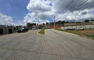 Imagem: O terreno possui 300m² de Área e está localizado em Horto