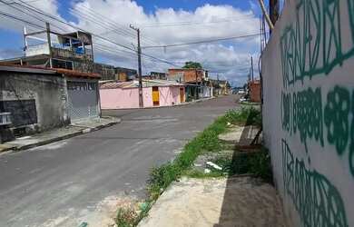Imagem: A casa possui 2 Dormitórios, 1 Banheiro, 2 Vagas na garagem
