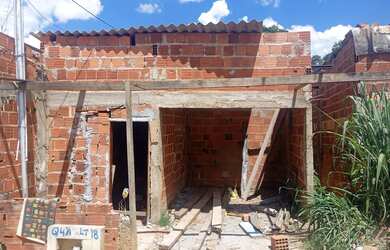 Imagem: A casa possui 2 Dormitórios, 2 Banheiros, 1 Vaga na garagem