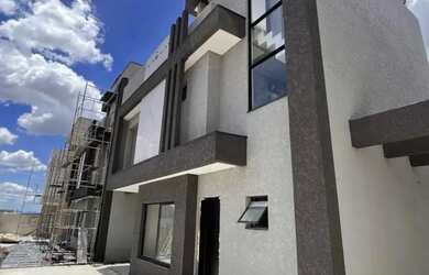 Imagem: A casa possui 3 Dormitórios, 4 Banheiros, 2 Vagas na garagem