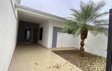 Imagem: A casa possui 2 Dormitórios, 1 Banheiro, 2 Vagas na garagem