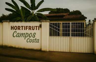 Imagem: A casa possui 3 Dormitórios, 3 Banheiros, 2 Vagas na garagem