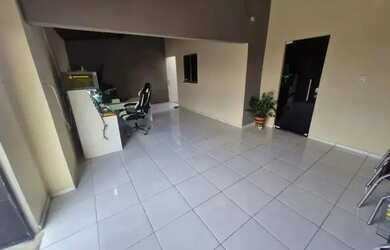 Imagem: A casa possui 3 Dormitórios, 2 Banheiros, 2 Vagas na garagem