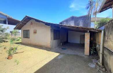 Imagem: A casa possui 3 Dormitórios, 1 Banheiro, 1 Vaga na garagem