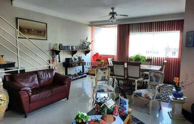 Imagem: A casa possui 3 Dormitórios, 4 Banheiros, 5 Vagas na garagem