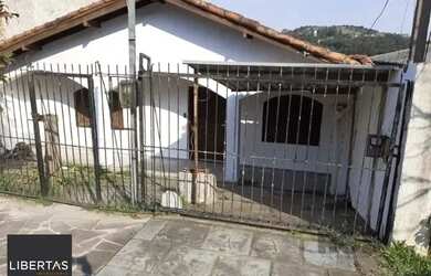 Imagem: A casa possui 3 Dormitórios, 2 Banheiros, 2 Vagas na garagem