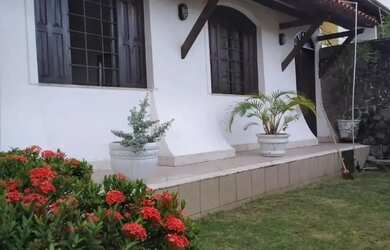 Imagem: A casa possui 5 Dormitórios, 3 Banheiros, 3 Vagas na garagem