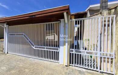 Imagem: A casa possui 3 Dormitórios, 3 Banheiros, 2 Vagas na garagem