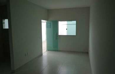 Imagem: A casa possui 3 Dormitórios, 2 Vagas na garagem, 142m² de